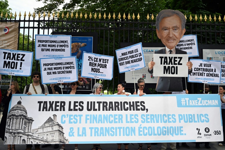 Manifestation près du Sénat à Paris à l'appel de plusieurs ONG en faveur d'une taxation des ultra-riches, le 12 juin 2025