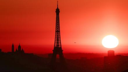 Le soleil se lève à Paris, le 1er juillet 2025