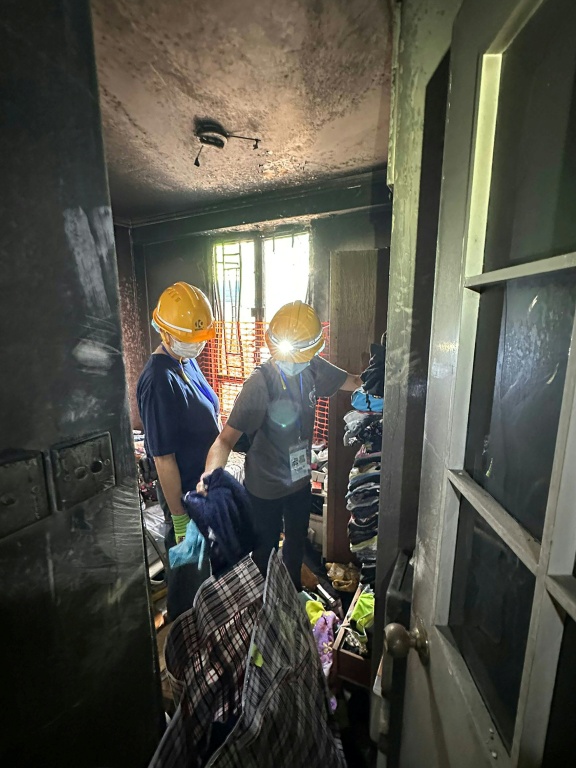 Sur cette photo prise et transmise le 23 avril 2026 par un habitant de Wang Fuk Court, Bowie Chan, des appareils électroménagers sont carbonisés dans leur appartement endommagé par l'incendie de novembre, à Hong Kong