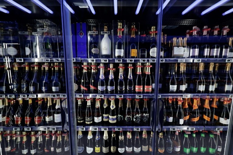Des bouteilles de champagne en vente dans un supermarché à Paris, le 5 septembre 2025