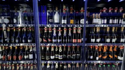 Des bouteilles de champagne en vente dans un supermarché à Paris, le 5 septembre 2025