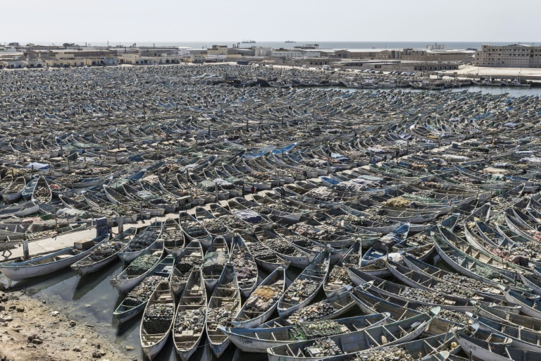 Vue d'ensemble des pirogues amarrées au port artisanal de Nouadhibou (Mauritanie), le 22 avril 2026