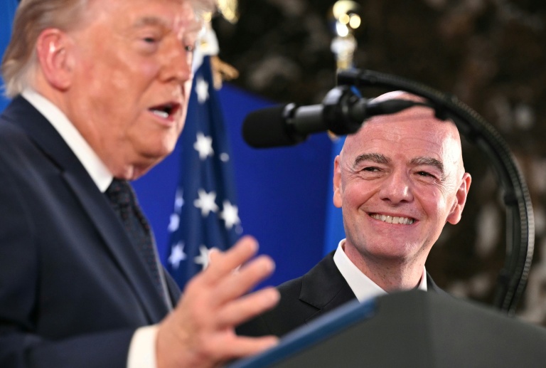 Le président de la FIFA, Gianni Infantino (à droite), souriant au président américain, Donald Trump, lors d'une conférence de presse à la Tour Trump, à New York, le 17 juillet 2026