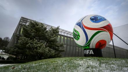 Réplique géante du ballon Trionda du Mondial-2026, devant le siège de la FIFA à Zurich (Suisse), le 20 novembre 2025