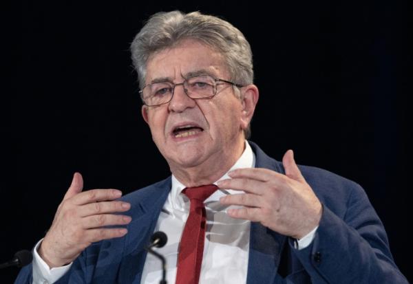 Jean-Luc Mélenchon, leader de LFI, lors d'un meeting à Paimpont, le 14 juillet 2026 en Ille-et-Vilaine