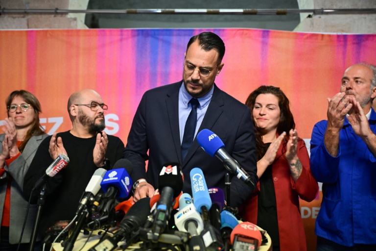 L'Insoumis Sébastien Delogu (c), candidat à la mairie de Marseille, annonce son retrait lors d'une conférence de presse à Marseille, le 17 mars 2026