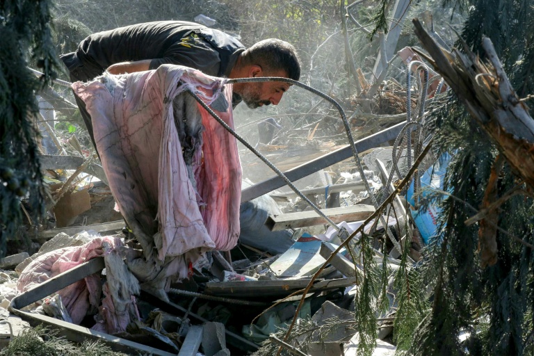 Un secouriste recherche des survivants dans les décombres après une frappe aérienne israélienne nocturne sur le village de Kfar Remmane, dans le sud du Liban, le 7 septembre 2026