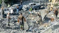 Une pelleteuse dégage les décombres lors que des secouristes recherchent des survivants après une frappe aérienne israélienne nocture sur le village de Kfar Remmane, dans le sud du Liban, le 7 septembre 2026
