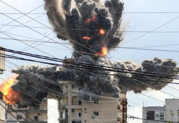 Un immeuble touché par un bombardement israélien près d'Abbasiyeh, dans la périphérie de Tyr, dans le sud du Liban, le 8 avril 2026