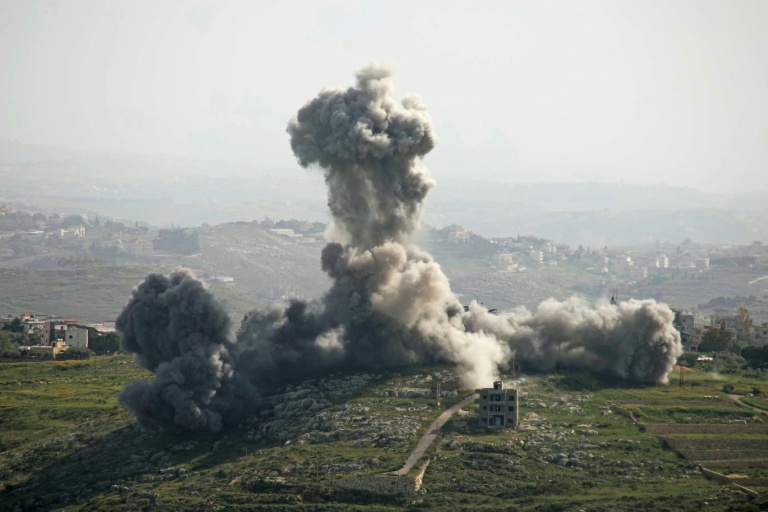 Une frappe aérienne israélienne sur le village de Deir El Zahrani, dans le sud du Liban, le 13 mai 2026