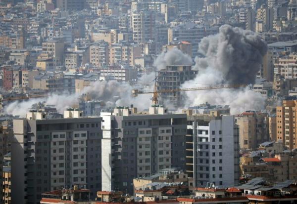 De la fumée s'élève de la banlieue sud de Beyrouth, où une frappe israélienne s'est produite à proximité d'un grand hôpital public, le 5 avril  2026. 

