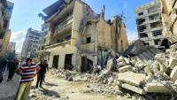 Des habitants devant les décombres de bâtiments endommagés et effondrés après des frappes israéliennes nocturnes sur la ville de Tyr, dans le sud du Liban, le 16 mai 2026