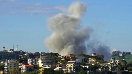 Un épais nuage de fumée s'élève après une frappe aérienne israélienne dans un secteur de la ville de Nabatiyé, dans le sud du Liban, le 11 avril 2026