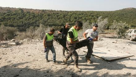Les premiers secours évacuent un corps des décombres à la suite d'une frappe aérienne israélienne qui a visé une maison dans le village d'Ansar, dans le sud du Liban, le 15 août 2026. 