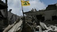 Le drapeau jaune du Hezbollah dans les décombres d'un bâtiment détruit par une frappe aérienne israélienne à Tyr, dans le sud du Liban, le 23 juin 2026