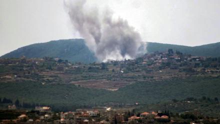 Un panache de fumée après une frappe aérienne israélienne sur le village de Zibqin, dans le sud du Liban, le 17 mai 2026 