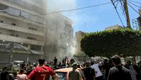 Des habitants sur le site d'une frappe aérienne israélienne qui a ciblé un bâtiment dans la banlieue sud de Beyrouth, le 14 juin 2026 au Liban