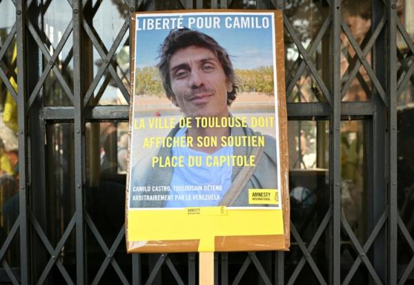 Photographie de Camilo Castro sur une pancarte lors d'un rassemblement pour protester contre sa détention au Venezuela, à Toulouse, le 20 septembre 2025