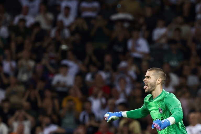 Le gardien du PSG Lucas Chevalier pendant la séance de tirs aux buts de la Supercoupe remportée par Paris contre les Londoniens de Tottenham le 13 août 2025 à Udine en Italie