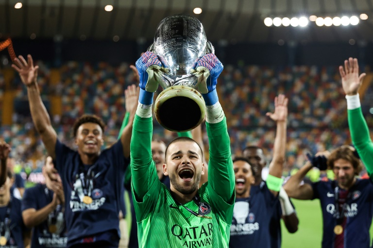 Le nouveau gardien titulaire du Paris Saint-Germain Lucas Chevalier soulève le trophée de la Supercoupe le 13 août 2025 à Udine en Italie