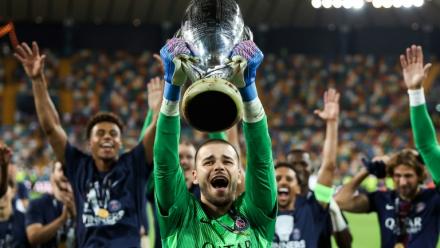 Le nouveau gardien titulaire du Paris Saint-Germain Lucas Chevalier soulève le trophée de la Supercoupe le 13 août 2025 à Udine en Italie 