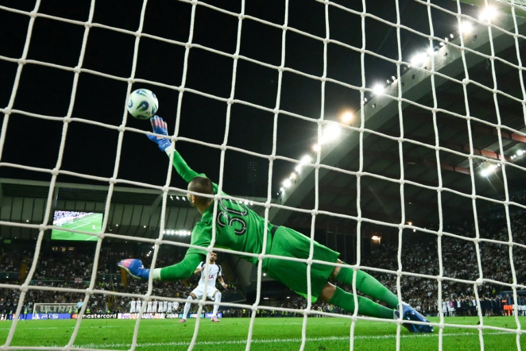 Lucas Chevalier arrête le tir au but du défenseur des Spurs Micky van de Ven et permet au PSG de remporter la Supercoupe contre Tottenham le 13 août 2025 à Udine en Italie