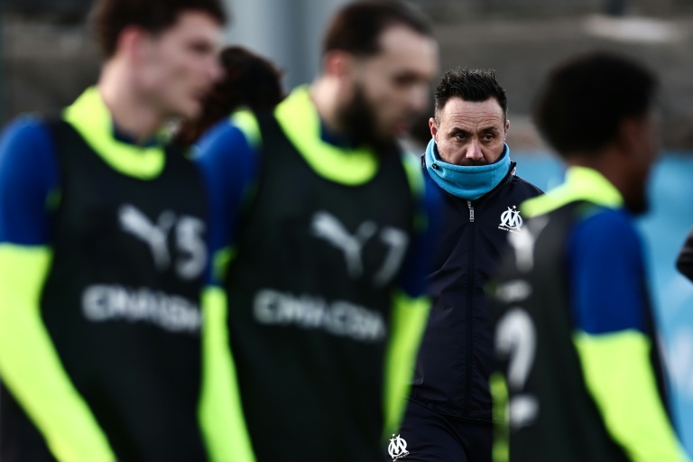 Roberto De Zerbi pendant un entraînement de l'OM à Marseille, le 20 janvier 2026