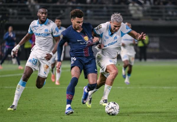 Le milieu de terrain du Paris SG Desiré Doué (au centre) face au Marseillais Facundo Medina (à droite) lors de la finale du Trophée des champions,  au Koweït le 8 janvier 2026