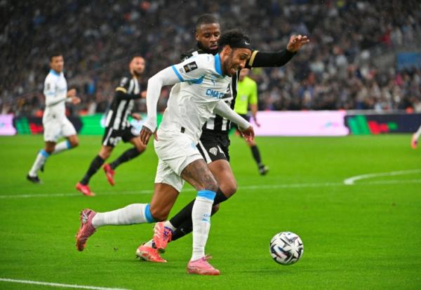 L'attaquant de l'OM Pierre-Emerick Aubameyang au duel avec le défenseur d'Angers Ousmane Camara, à Marseille, le 31 octobre 2025