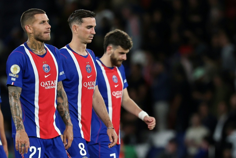 La déception des joueurs du PSG après leur défaite à domicile face à Monaco, le 4 septembre 2026 au Parc des Princes
