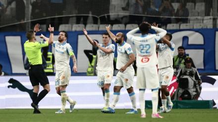 Les joueurs marseillais en discussion avec l'arbitre lors du match contre Nice, le 26 avril 2026 au Vélodrome