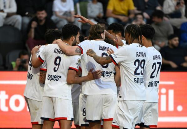 Les joueurs du PSG se congratulent après leur troisième but inscrit par Lucas Beraldo à Angers, le 25 avril 2026