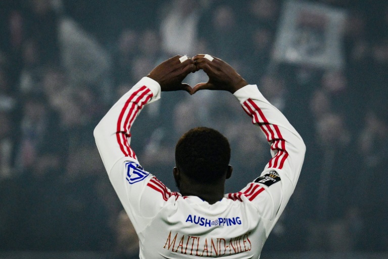 Ainsley Maitland-Niles, auteur d'un lob victorieux pour Lyon face au PSG, le 9 novembre 2025 à Décines-Charpieu
