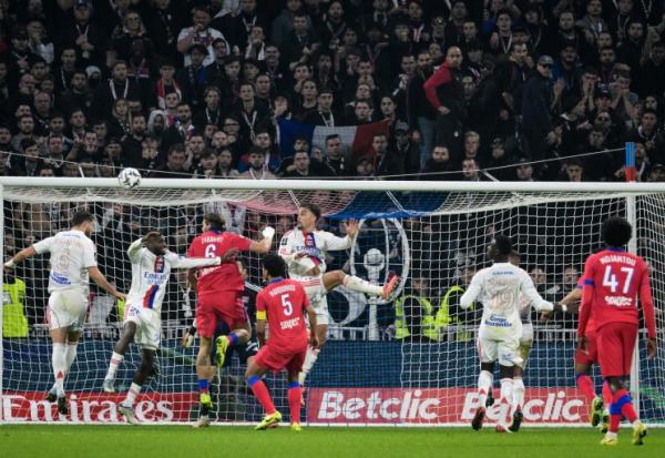 Joao Neves inscrit le but de la victoire pour le PSG face à Lyon, le 9 novembre 2025, à Décines-Charpieu