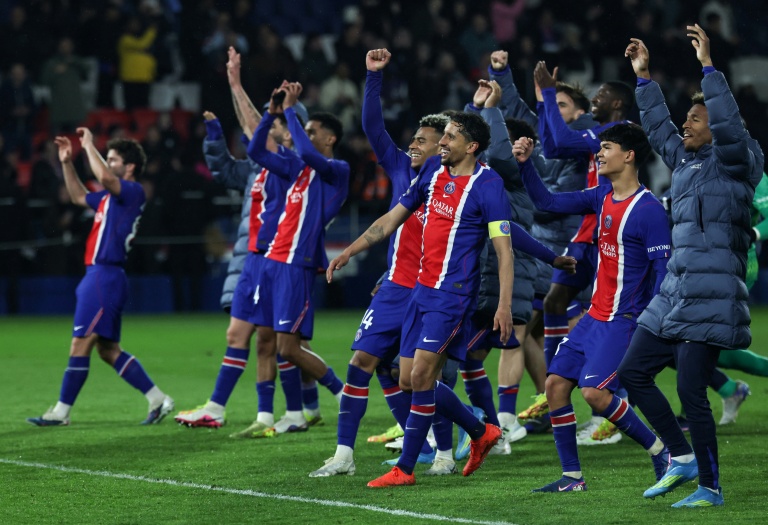 Les joueurs du PSG fêtent leur succès contre Brest, synonyme de 14e de titre de champion de France assuré, le 10 mai 2026 au Parc des Princes