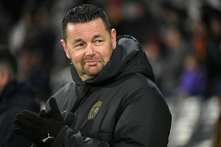 Pierre Sage, l'entraîneur de Lens, au cours du match de Ligue 1 à Toulouse le 2 janvier 2026 au Stadium