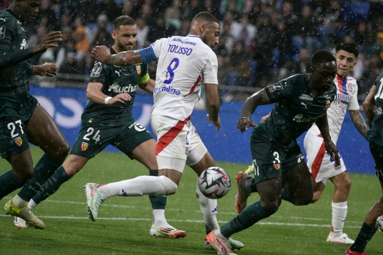 Le Lyonnais Corentin Tolisso encerclé par des Lensois lors du match de Ligue 1 entre l'Olympique lyonnais et le Racing Club de Lens à Lyon le 4 mai 2025