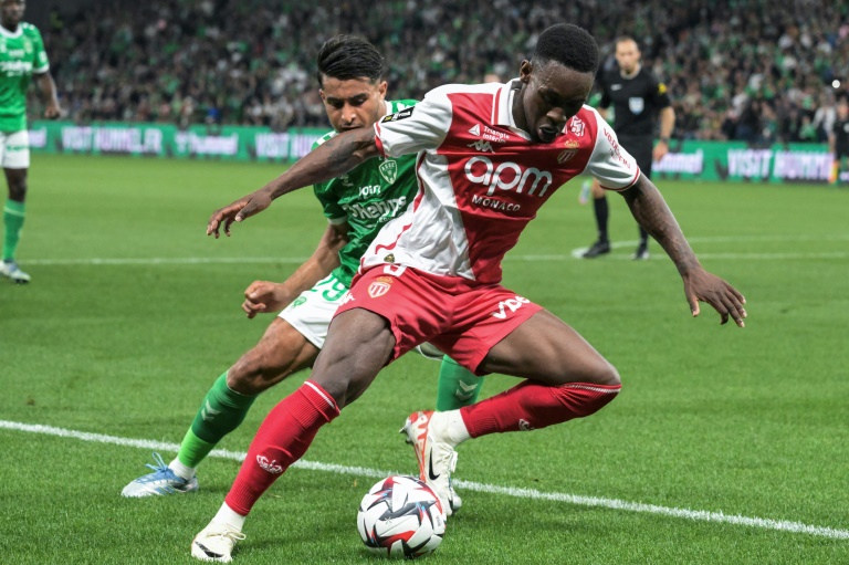 Le Monégasque Folarin Balogun au duel avec le Stéphanois Aimen Moueffek lors du match de Ligue 1 entre Monaco et Saint-Etienne à Geoffroy-Guichard le 3 mai 2025