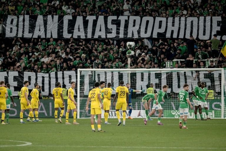 Une banderole fustigeant le