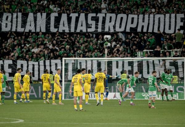 Une banderole fustigeant le "bilan catastrophique" de Saint-Etienne, relégué en Ligue 2 après sa défaite à domicile face à Toulouse, le 17 mai 2025