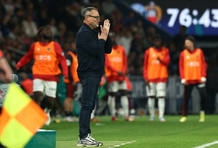 L'entraîneur de Nice Franck Haise lors du match de L1 entre le Paris Saint-Germain et l'OGC Nice au Parc des Princes le 25 avril 2025 à Paris