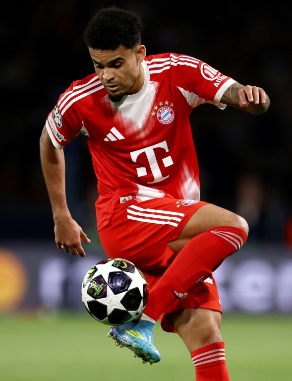 L'attaquant du Bayern Munich Luis Diaz contrôle le ballon le 28 avril 2026 au Parc-des-Princes à Paris en demi-finale aller de la C1 contre le PSG