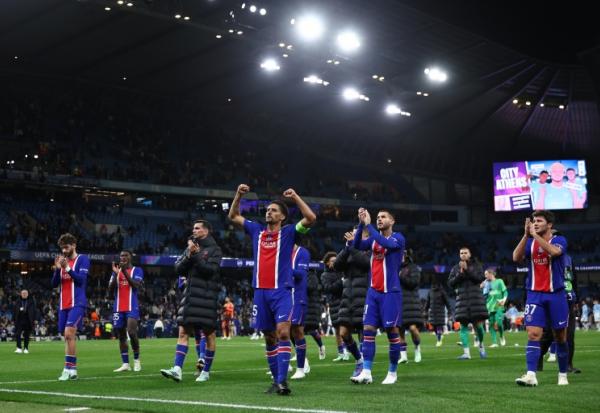 Les Parisiens, avec en tête le capitaine Marquinhos, communient avec leurs supporters à l'issue du match remporté à Manchester City en Ligue des champions League, le 14 octobre 2026 