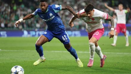 Le défenseur de Marseille Michael Murillo (g) et le milieu du Sporting Portugal Maximiliano Araujo lors de la victoire portugaise 2-1 en Ligue des champions, le 22 octobre 2025 à Lisbonne