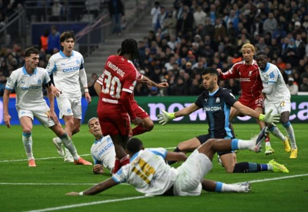 Un centre du joueur de Liverpool Jeremie Frimpong est dévié dans son propre but par le gardien de l'OM Geronimo Rulli, en Ligue des champions, le 21 janvier 2026 au Vélodrome