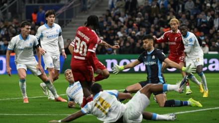 Un centre du joueur de Liverpool Jeremie Frimpong est dévié dans son propre but par le gardien de l'OM Geronimo Rulli, en Ligue des champions, le 21 janvier 2026 au Vélodrome