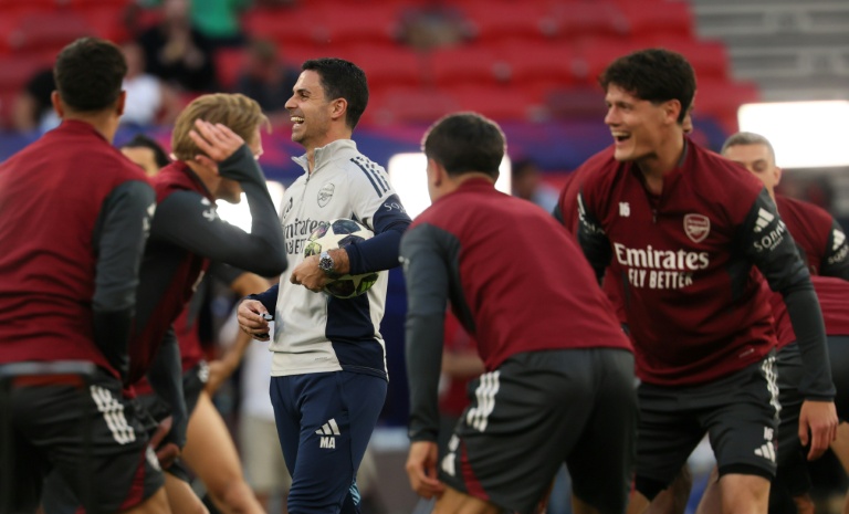 L'entraîneur d'Arsenal Mikel Arteta tout sourire au milieu de ses joueurs, à la veille de la finale de Ligue des champions contre le PSG, le 29 mai 2026 à Budapest