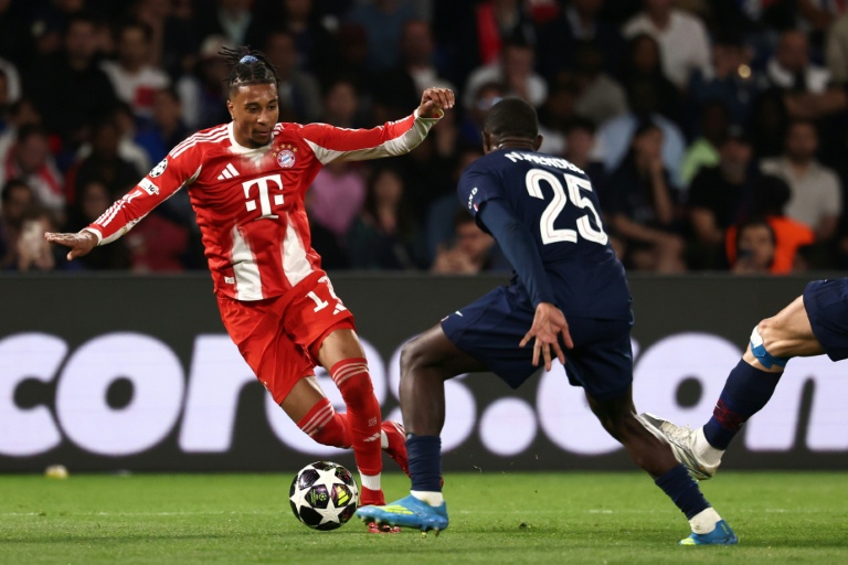 Michael Olise du Bayern Munich (G) lors de la demi-finale aller de Ligue des champions contre le Paris SG (défaite bavaroise 5-4), le 28 avril 2026 au Parc des Princes