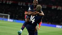 Ousmane Dembélé, auteur d'un doublé, dans les bras de Désiré Doué lors de la victoire 5-4 contre le Bayern Munich lors de la demi-finale aller de Ligue des champions, le 28 avril 2026 au Parc des Princes