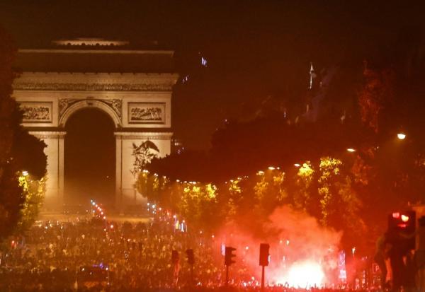 Des supporters du PSG se rassemblent sur les Champs-Elysees le 30 mai 2026 à Paris pour célébrer la victoire de leur club en finale de la Ligue des champions face à Arsenal